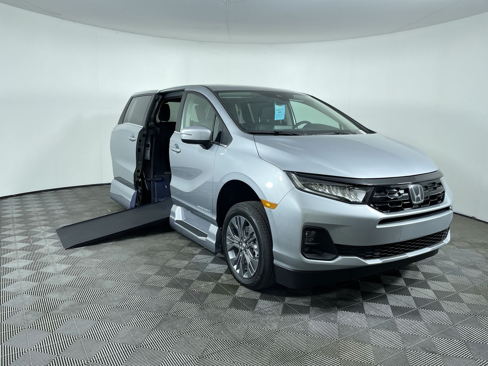 2026 Honda Odyssey Touring's photo