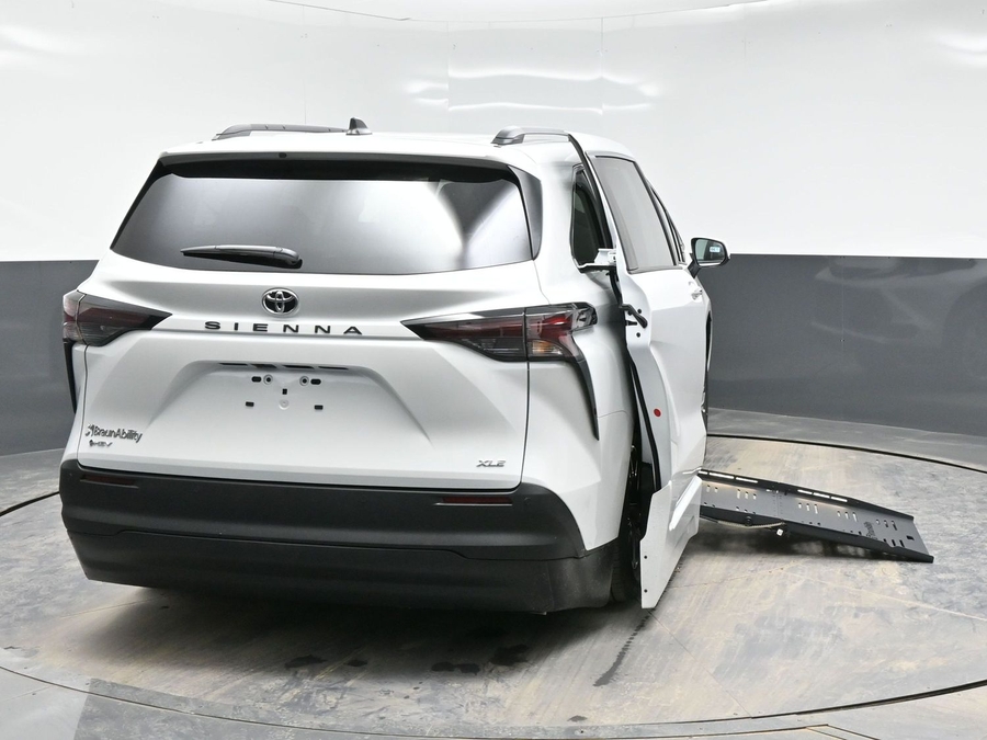 New 2026 Toyota Sienna XLE Base