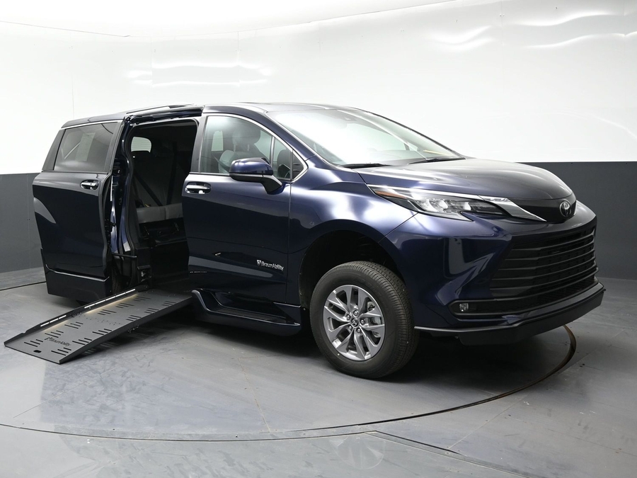 New 2026 Toyota Sienna XLE Base