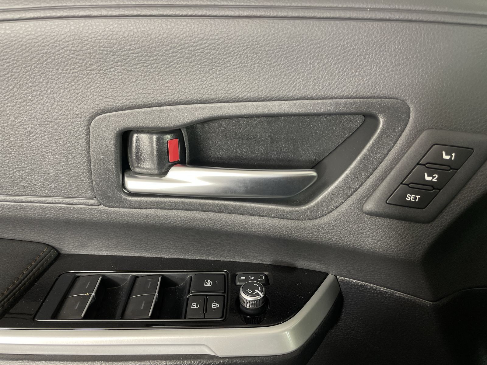 2025 Toyota Sienna Platinum - Photo 8