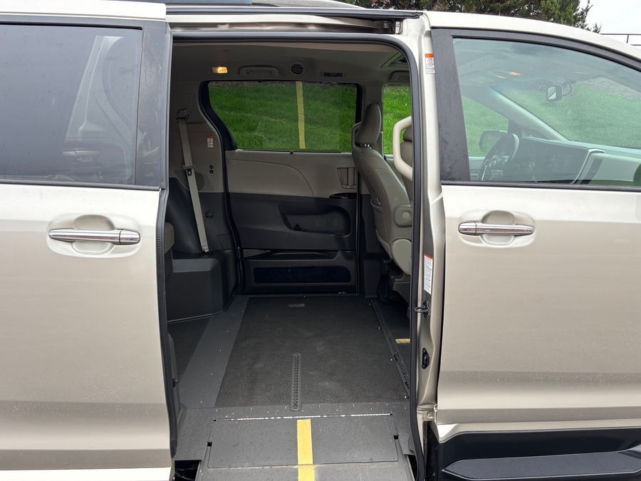 PRE OWNED 2016 Toyota Sienna XLE
