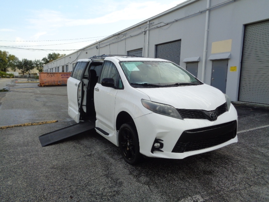 PRE OWNED 2020 Toyota Sienna SE Premium