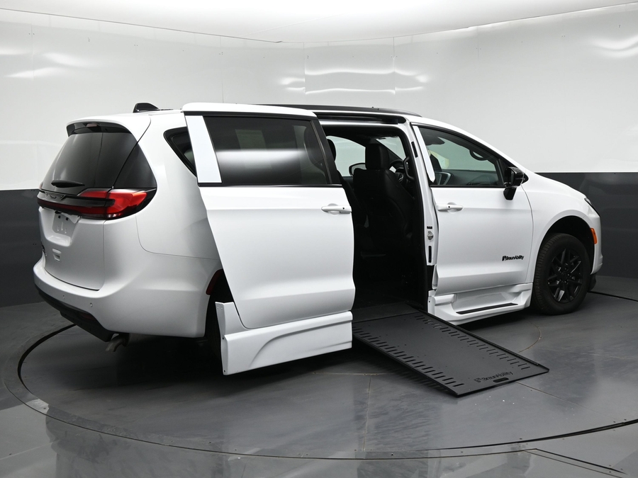 New 2027 Chrysler Pacifica Select Sport