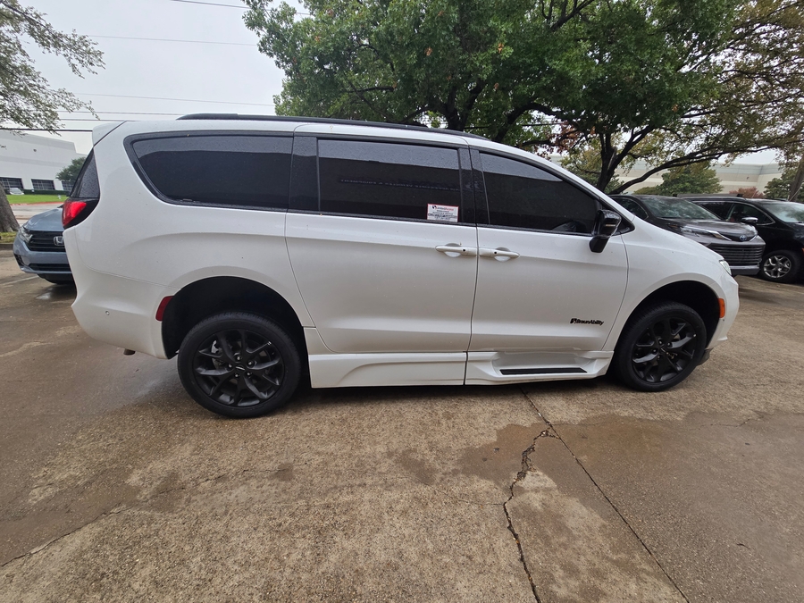 PRE OWNED 2024 Chrysler Pacifica Touring L