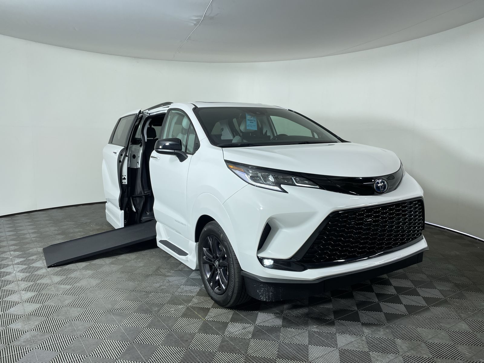 2025 Toyota Sienna XSE's photo