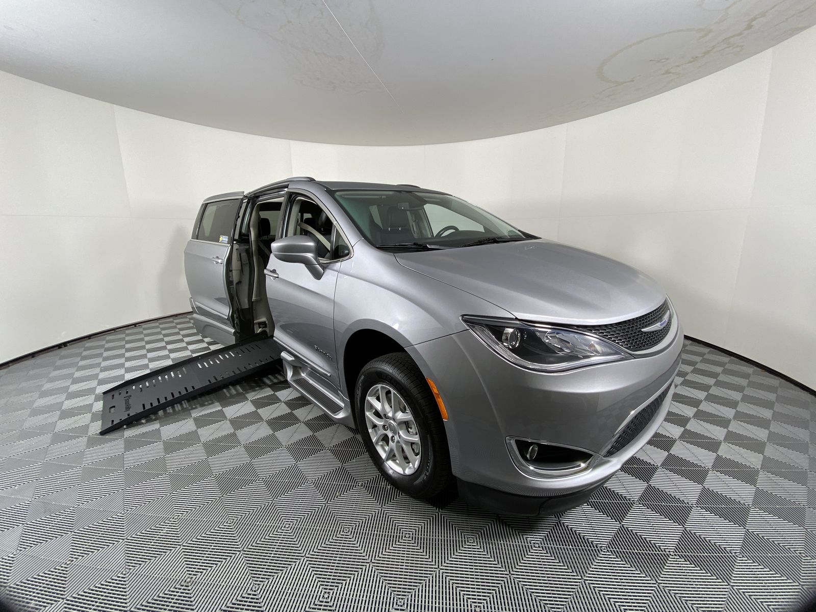 2020 Chrysler Pacifica Touring L's photo