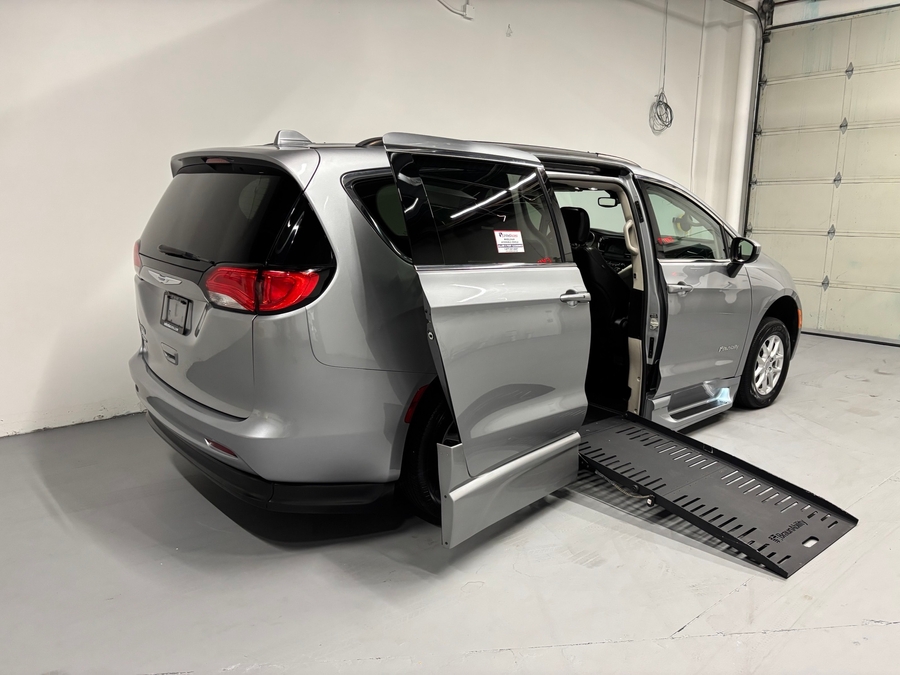 PRE OWNED 2020 Chrysler Voyager LXi