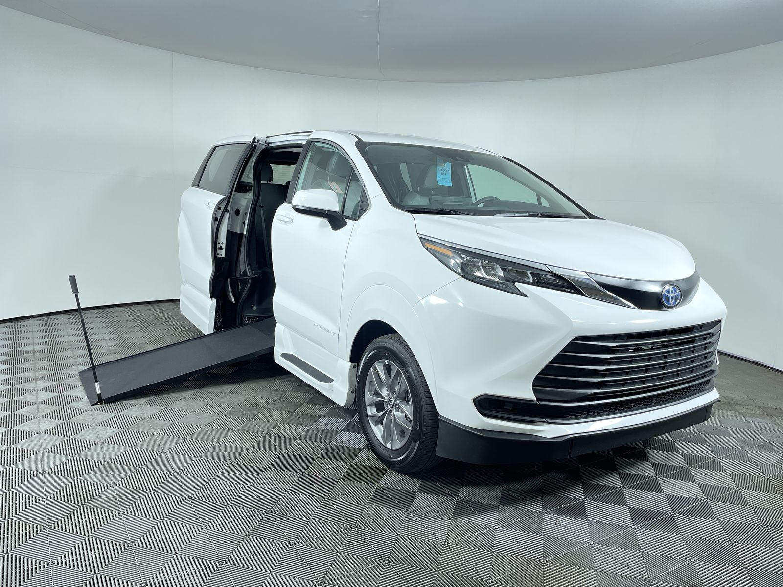 2025 Toyota Sienna LE
