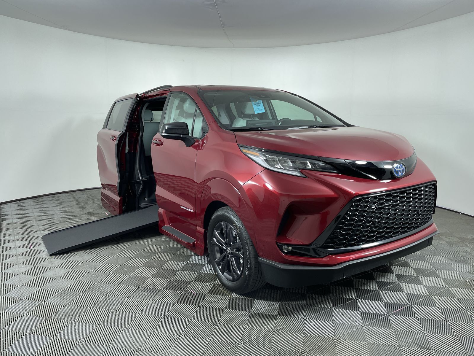 2025 Toyota Sienna XSE's photo