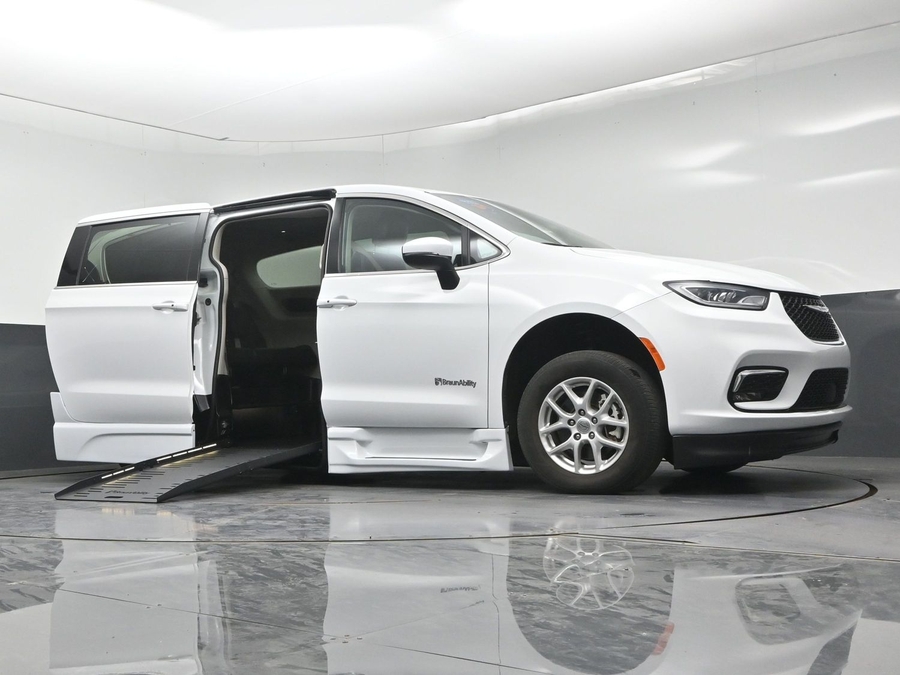 PRE OWNED 2023 Chrysler Pacifica Touring L