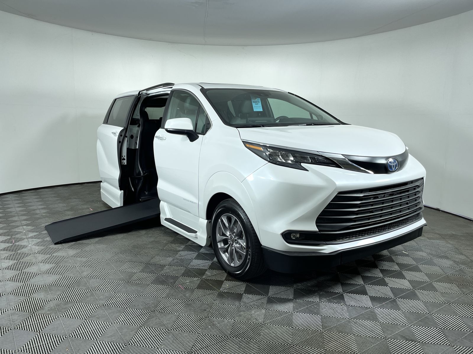 2025 Toyota Sienna XLE's photo
