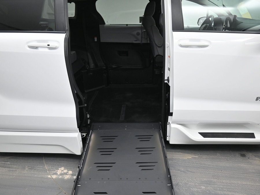 New 2026 Toyota Sienna LE