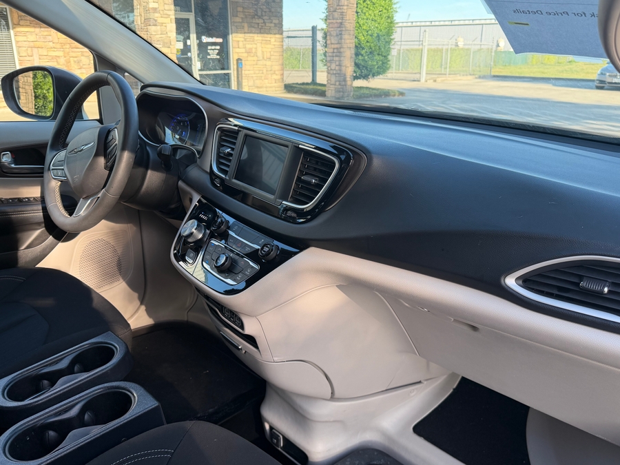 PRE OWNED 2023 Chrysler Voyager LX