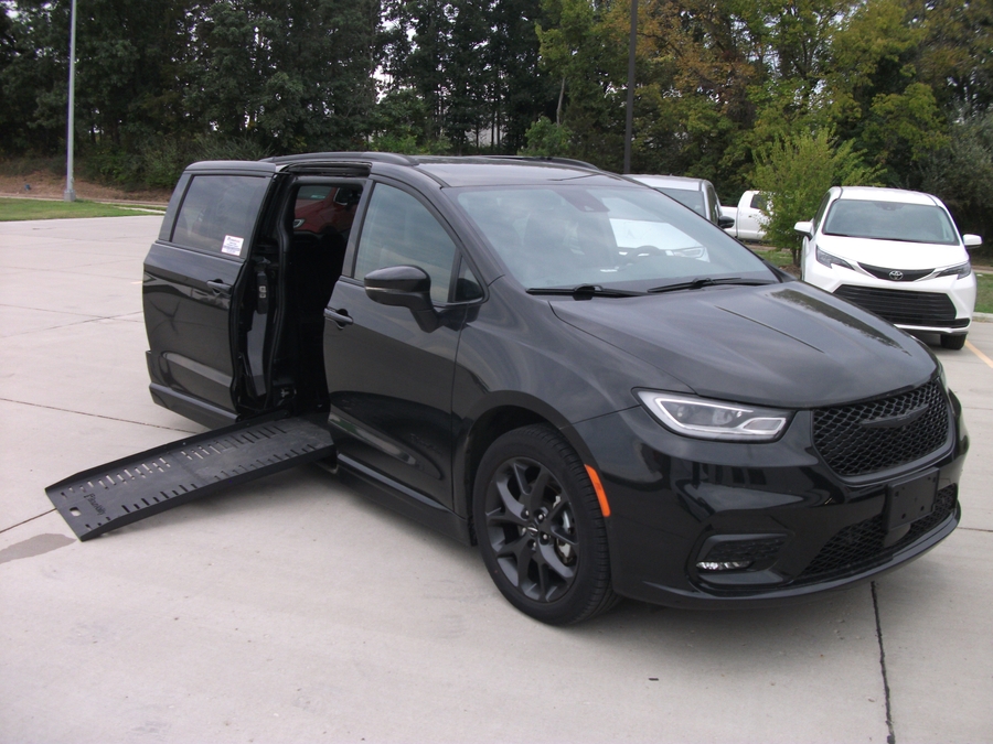 PRE OWNED 2023 Chrysler Pacifica Touring L