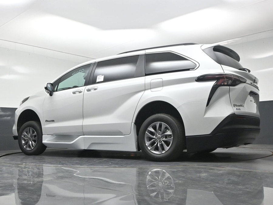 New 2026 Toyota Sienna XLE Base