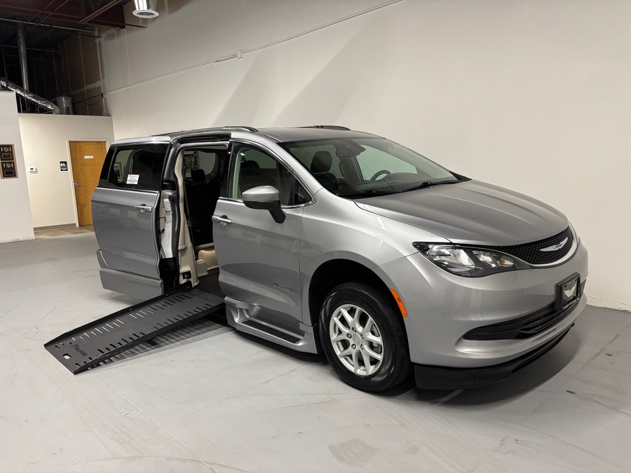 PRE OWNED 2020 Chrysler Voyager LXi