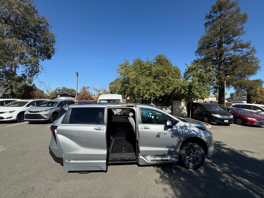 PRE OWNED 2025 Toyota Sienna XLE Plus