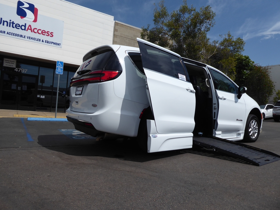 PRE OWNED 2023 Chrysler Pacifica Touring L