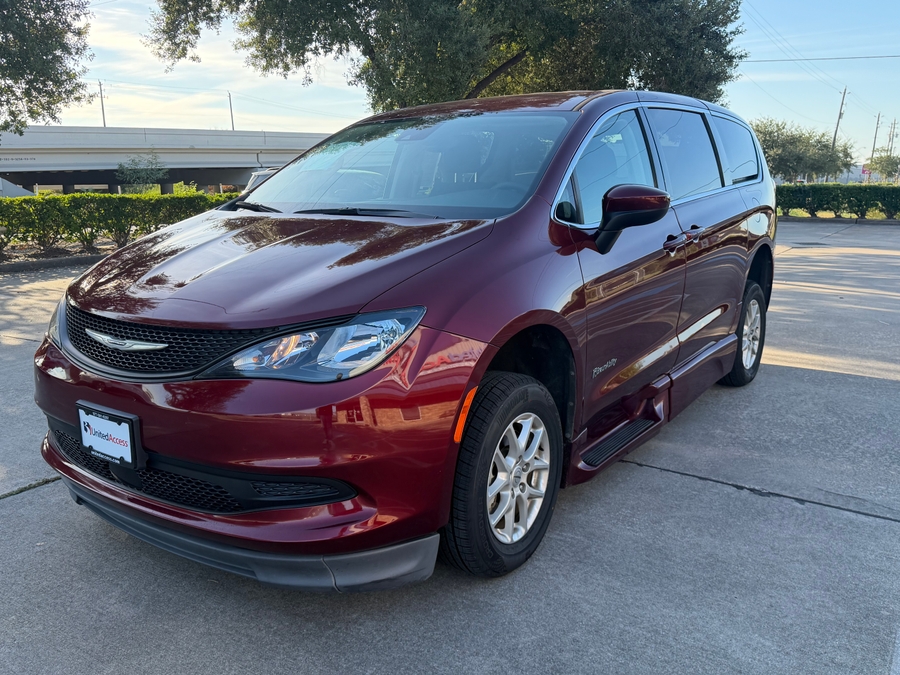 PRE OWNED 2023 Chrysler Voyager LX