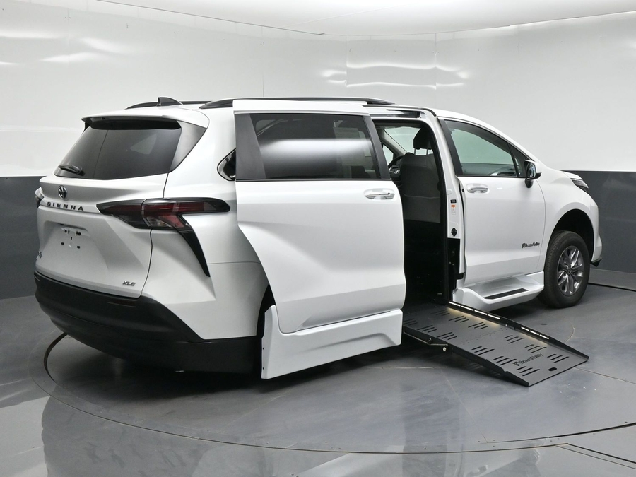 New 2026 Toyota Sienna XLE Base