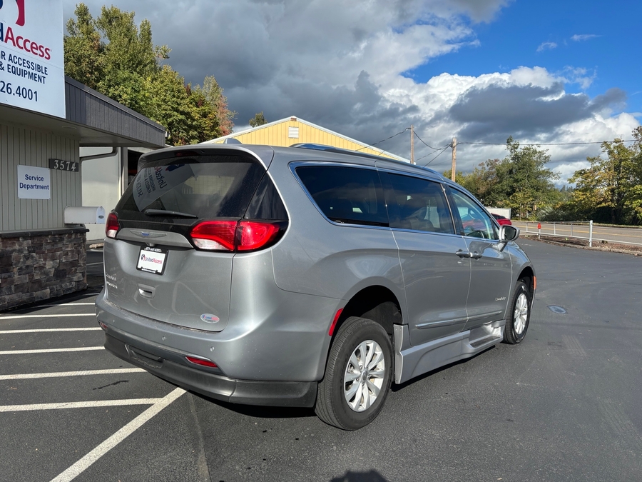 PRE OWNED 2018 Chrysler Pacifica Touring L