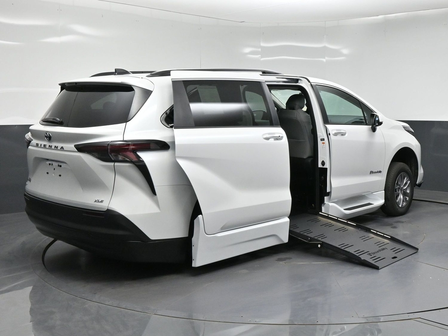 New 2026 Toyota Sienna XLE Base