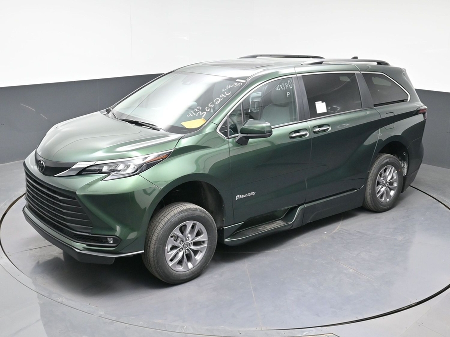 New 2026 Toyota Sienna XLE Base