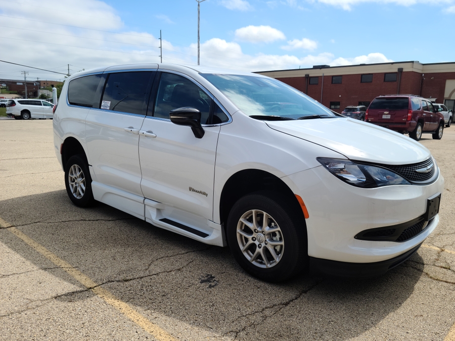 PRE OWNED 2025 Chrysler Voyager LX
