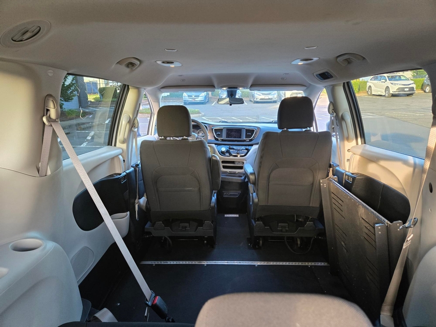 PRE OWNED 2022 Chrysler Voyager LX