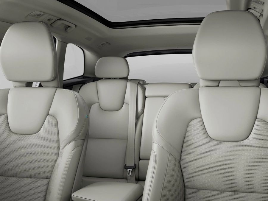 2025 Volvo XC60 B5 AWD Ultra Dark 12462791 Capitol Motors