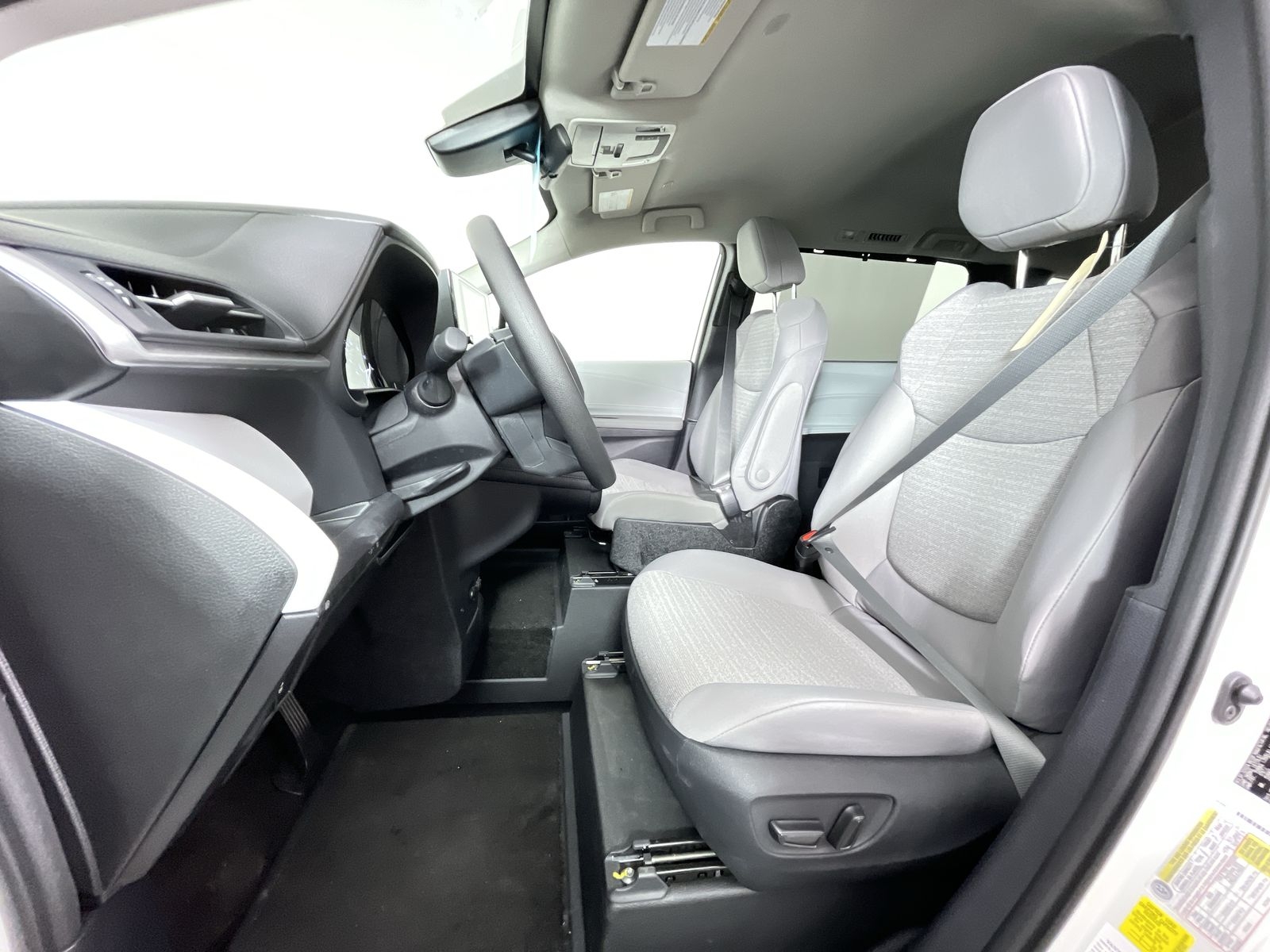 2025 Toyota Sienna LE - Photo 10