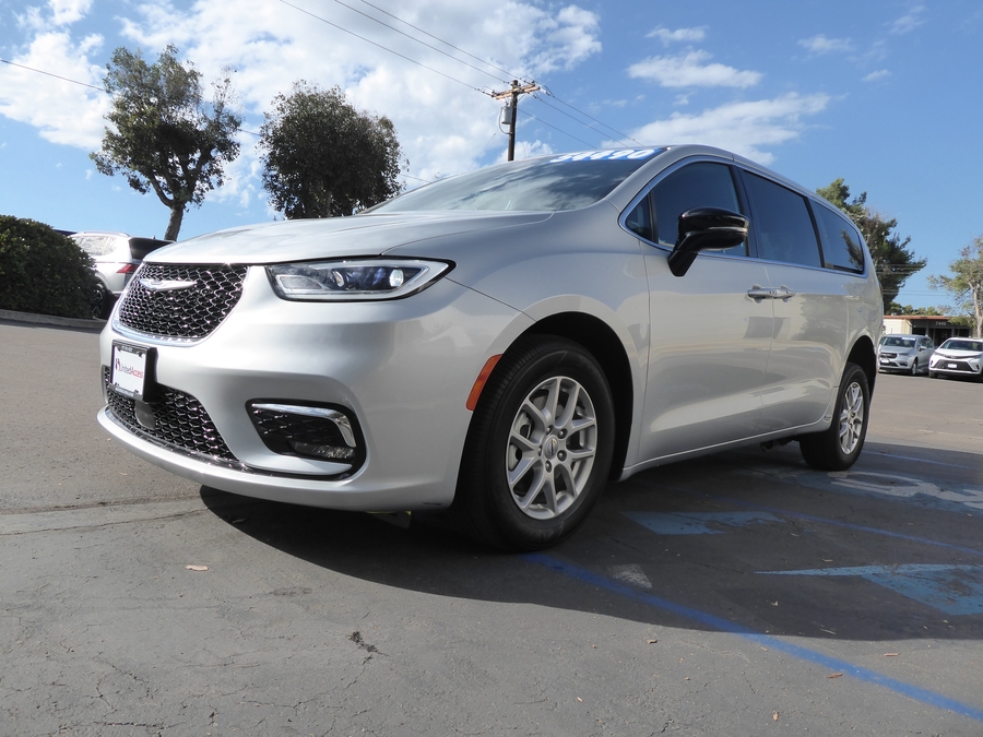 PRE OWNED 2024 Chrysler Pacifica Touring