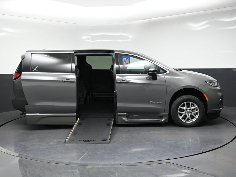 CERTIFIED PRE-OWNED 2025 Chrysler Pacifica Select