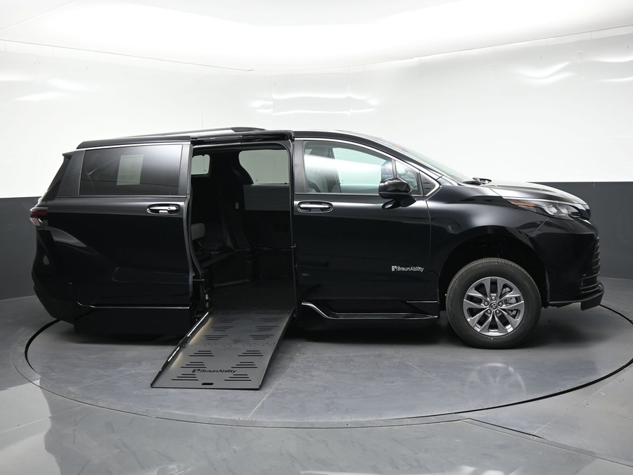 New 2026 Toyota Sienna XLE Base