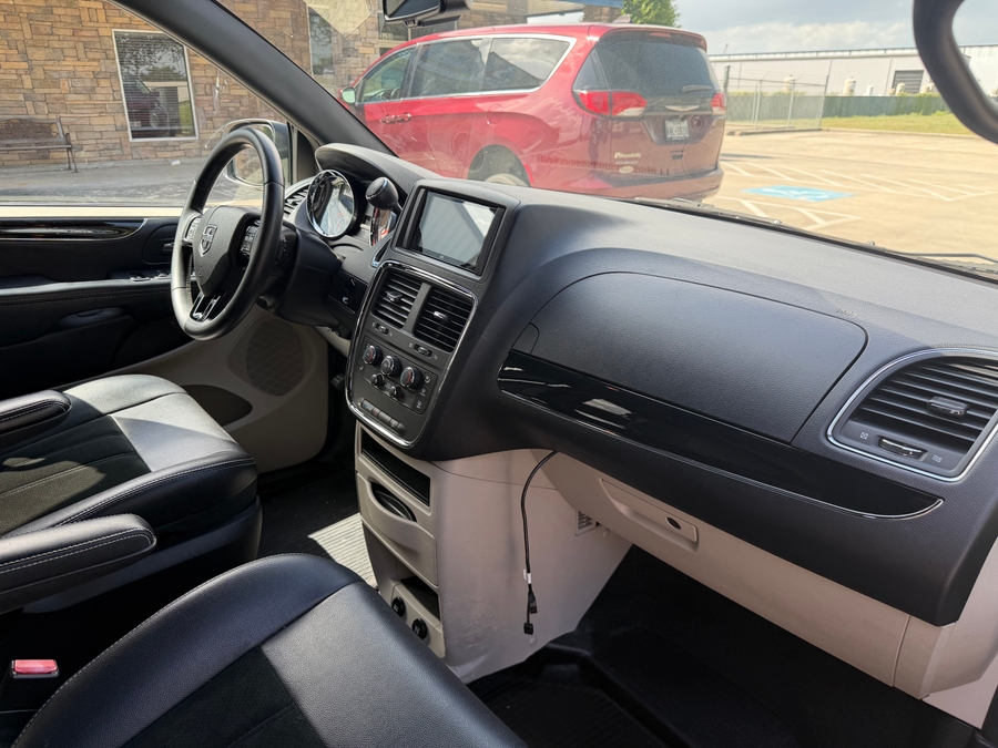 PRE OWNED 2017 Dodge Grand Caravan SXT