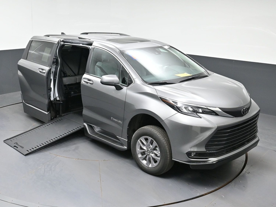 New 2026 Toyota Sienna XLE Base