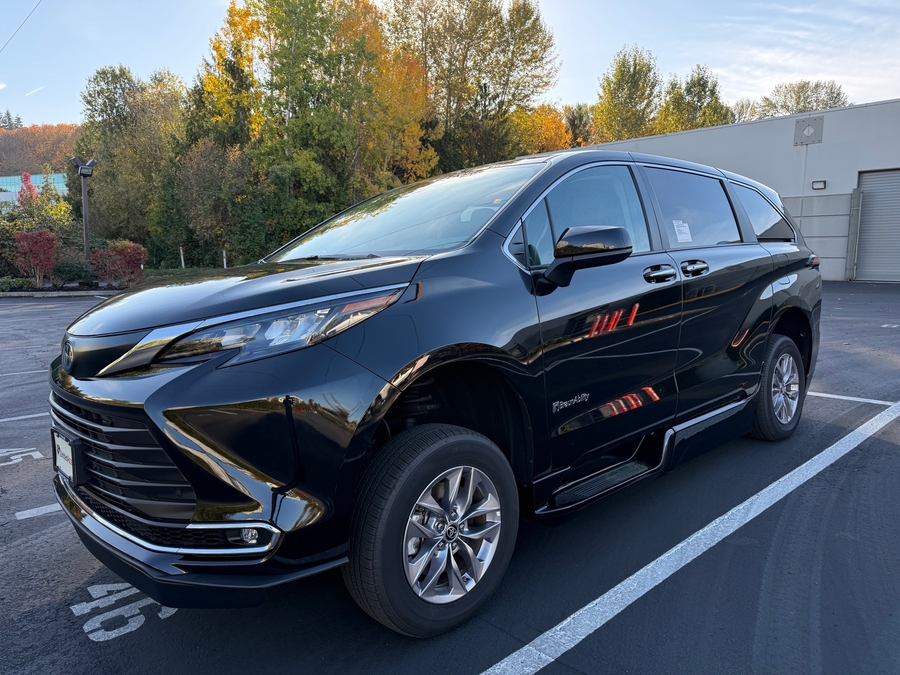 PRE OWNED 2024 Toyota Sienna XLE Base