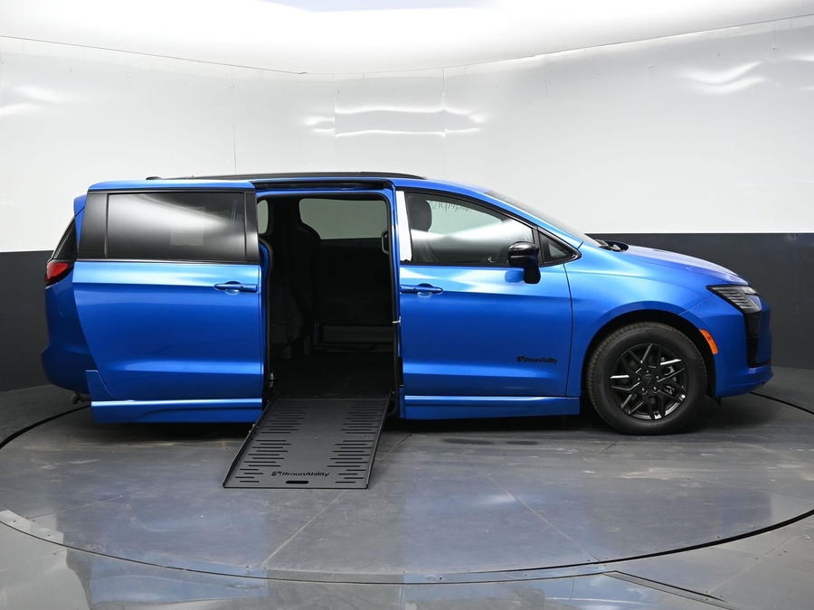New 2027 Chrysler Pacifica Select Sport