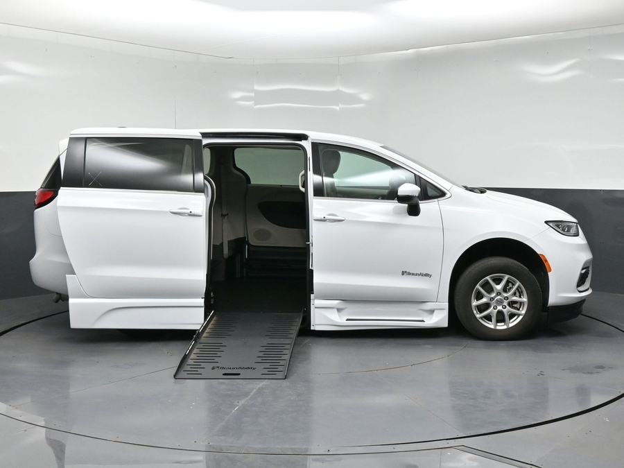 PRE OWNED 2023 Chrysler Pacifica Touring L