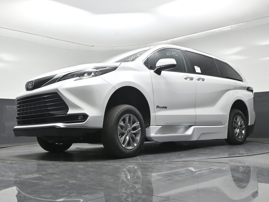 New 2026 Toyota Sienna XLE Base