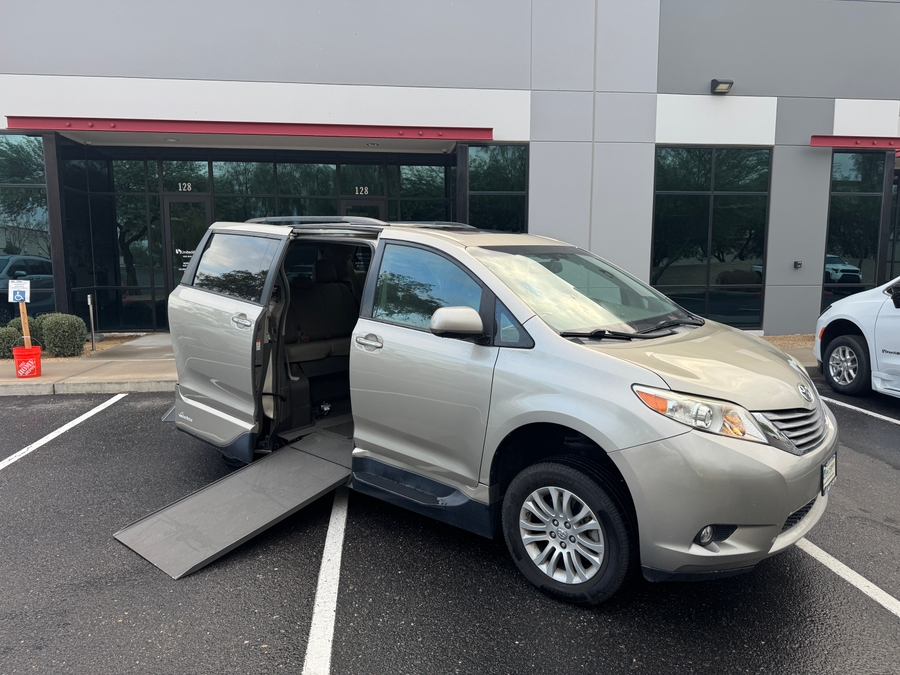 PRE OWNED 2017 Toyota Sienna XLE