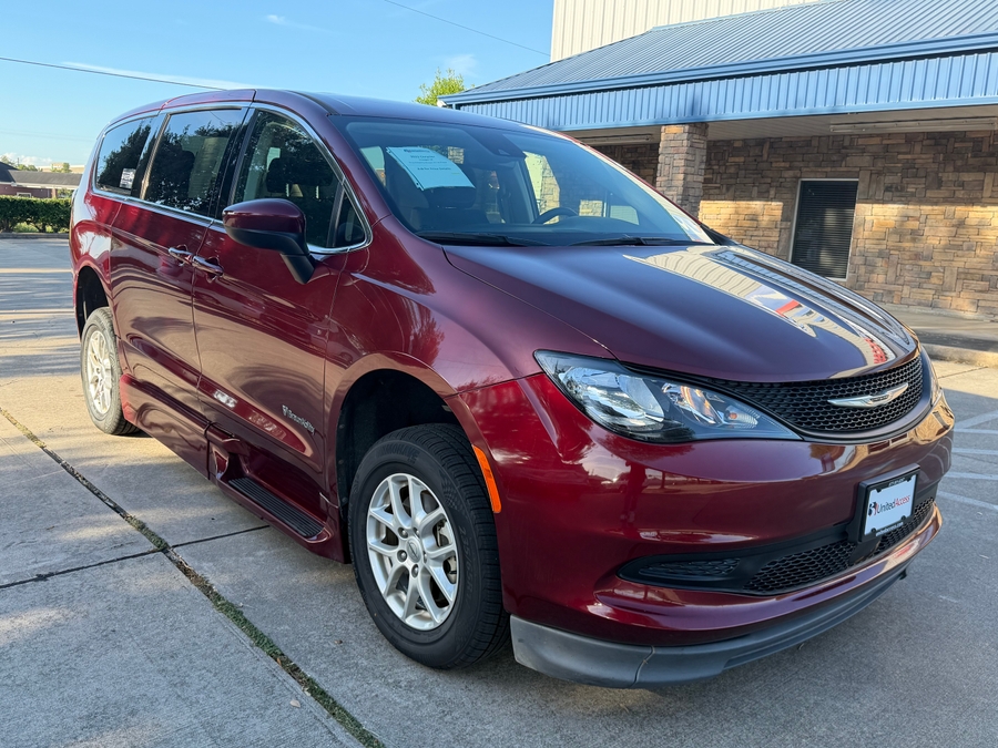 PRE OWNED 2023 Chrysler Voyager LX