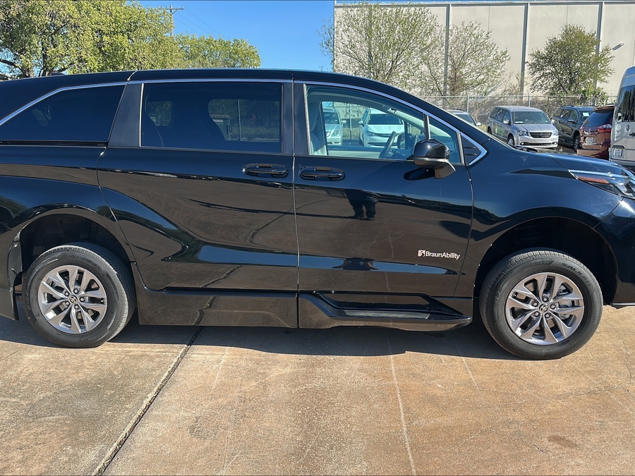 PRE OWNED 2024 Toyota Sienna LE