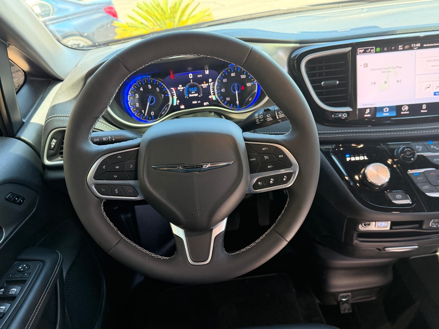 PRE OWNED 2025 Chrysler Pacifica Select