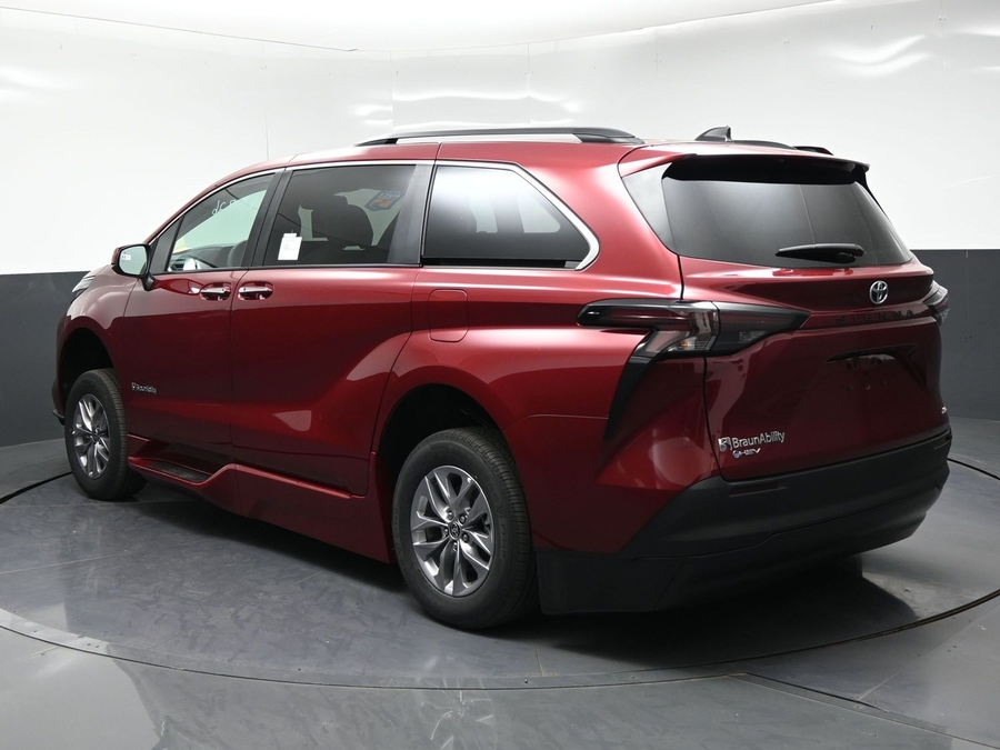 New 2026 Toyota Sienna XLE Base