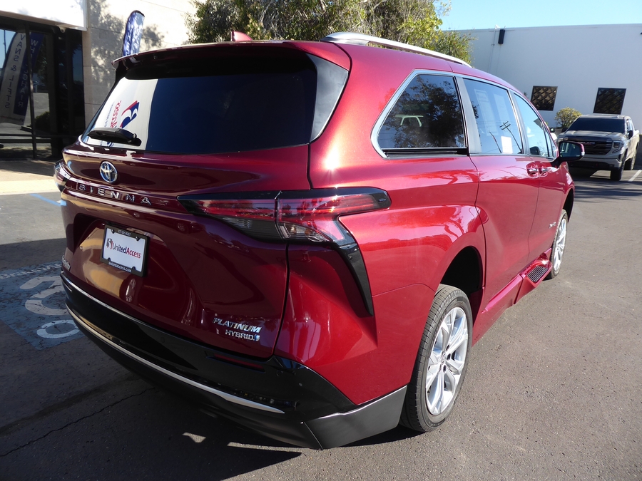 PRE OWNED 2024 Toyota Sienna Platinum
