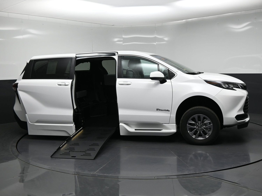 New 2026 Toyota Sienna LE