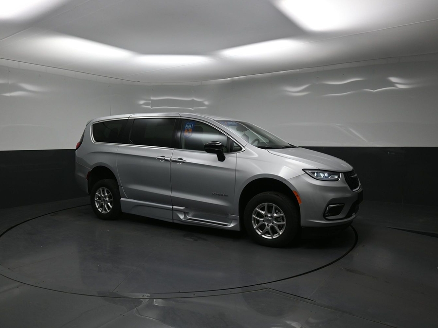 CERTIFIED PRE-OWNED 2024 Chrysler Pacifica Touring L