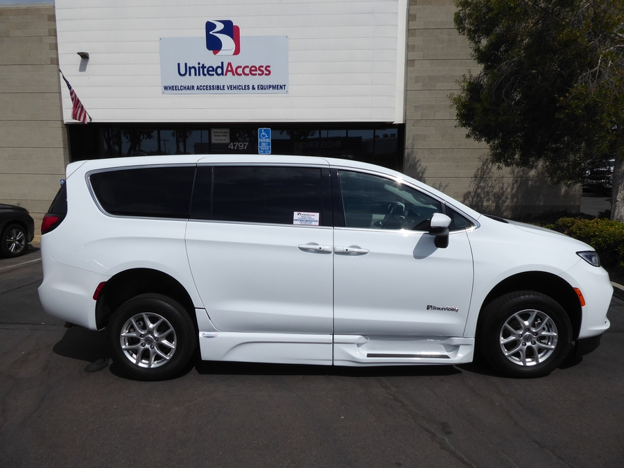 PRE OWNED 2023 Chrysler Pacifica Touring L