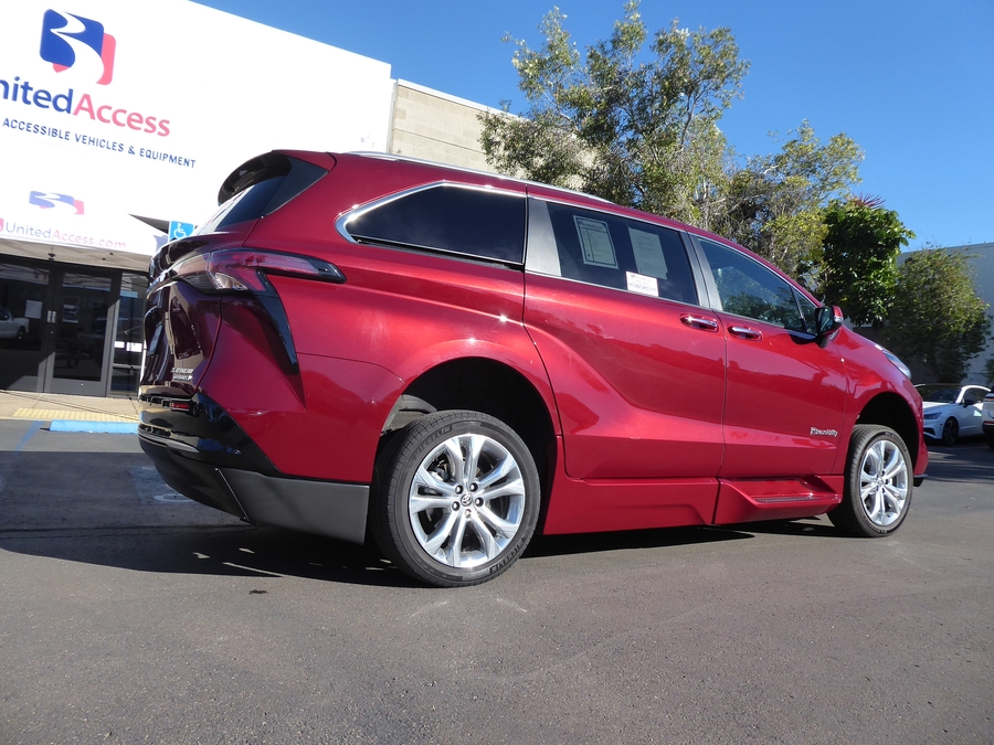 PRE OWNED 2024 Toyota Sienna Platinum
